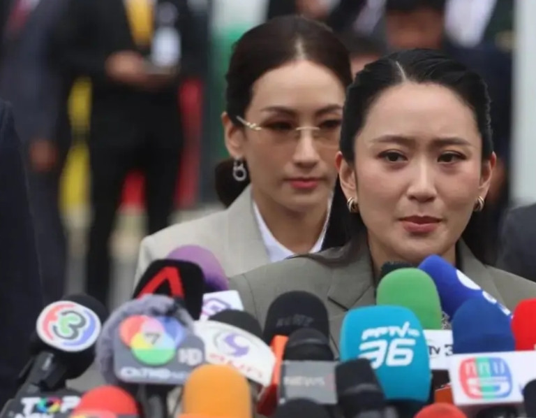 他信入狱一年，佩通坦泣不成声，亲姑英拉自始至终未发声因为通话门事件，让春风得