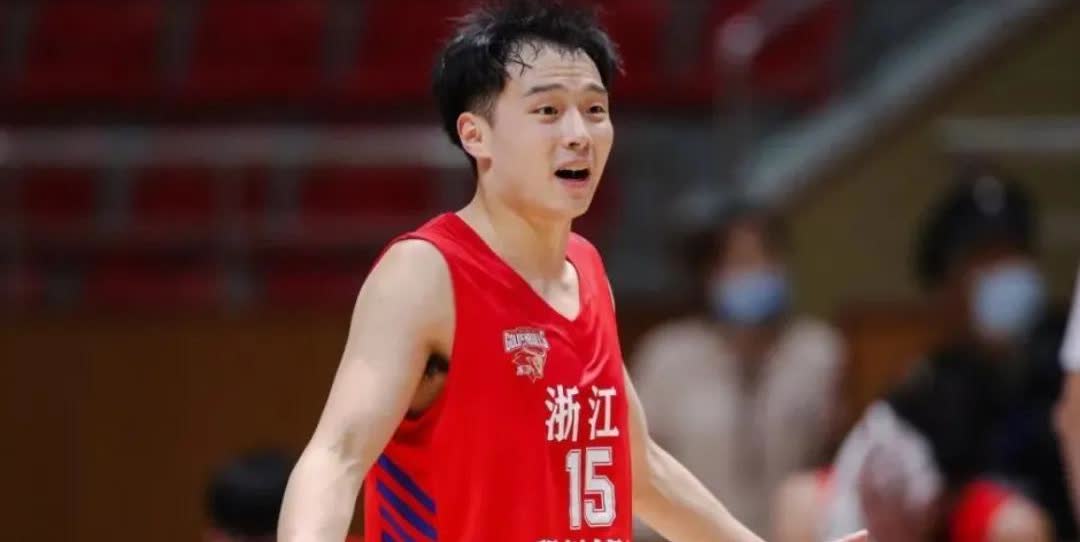 浙江稠州俱乐部放弃王奕博优先续约权，青岛男篮顶薪报价。再次与恩师刘维伟指导合作。