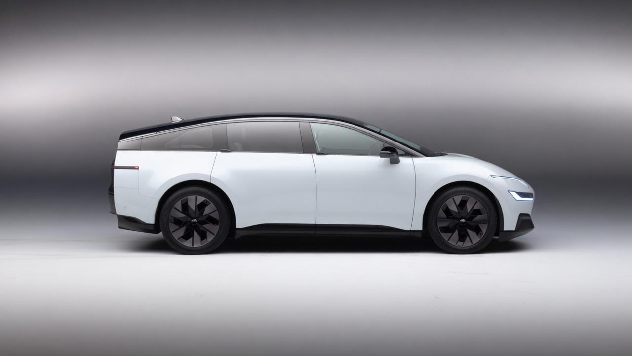 福特悄悄砍掉的三排纯电SUV原型车曝光了，这造型一看，把理想汽车都给整沉默了。圆