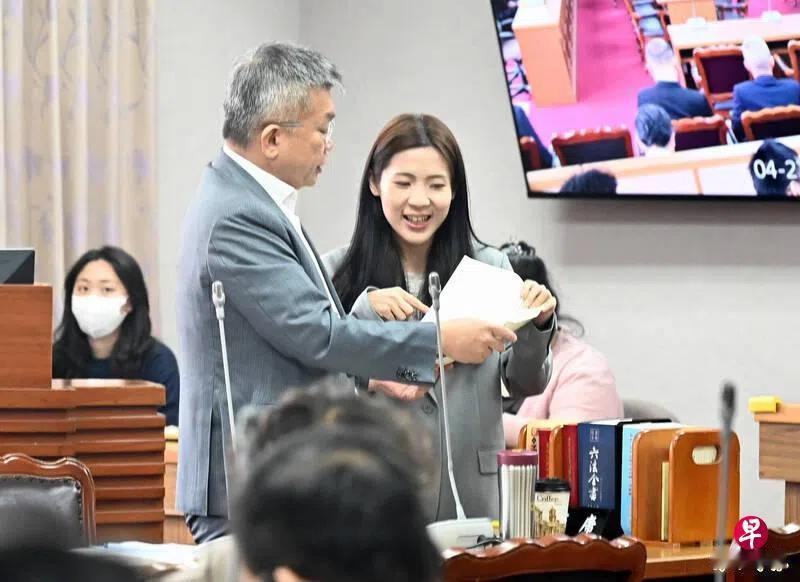 4月27日，台立院关于对美军售案协商再次陷入僵局，国民党立委徐巧芯抛出8000亿