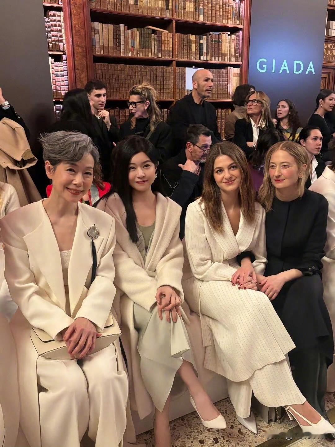 陈妍希晒与叶童合影！2月27日，第三天在意大利米兰参与时装周活动的陈妍希晒出几