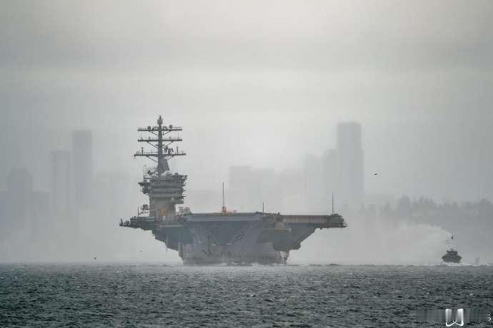 末世景象！美国的尼米兹号航母在南海折戟，连摔两架飞机，现在已经到达西雅图海岸，西