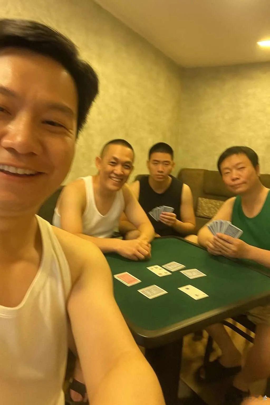 在群里发了这张图，太炸裂了！这是什么牛鬼蛇神赛道？一时之间我都认不出拿手机拍照的