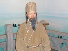 1042年，西夏铁骑突袭泾州。知州滕子京率数千民兵死守孤城，杀牛犒军，血战三日。