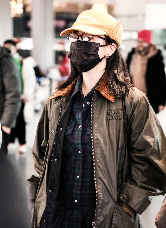 今天陈妍希现身上海机场，她这回穿了一身深色的衣服，看上去非常的时尚。陈妍希里