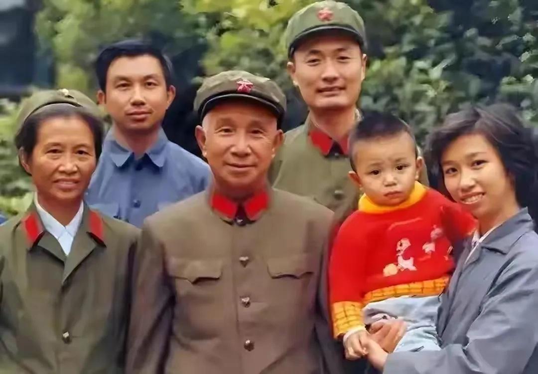 1981年，粟裕大将与夫人楚青、长子粟戎生、女儿粟惠宁、女婿陈小鲁和长孙陈正国的
