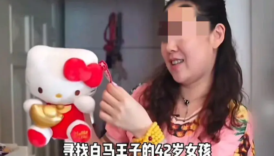 都42岁了，还当自己是少女，真够奇葩的！有一女子虽40多岁了，但是整天生活在