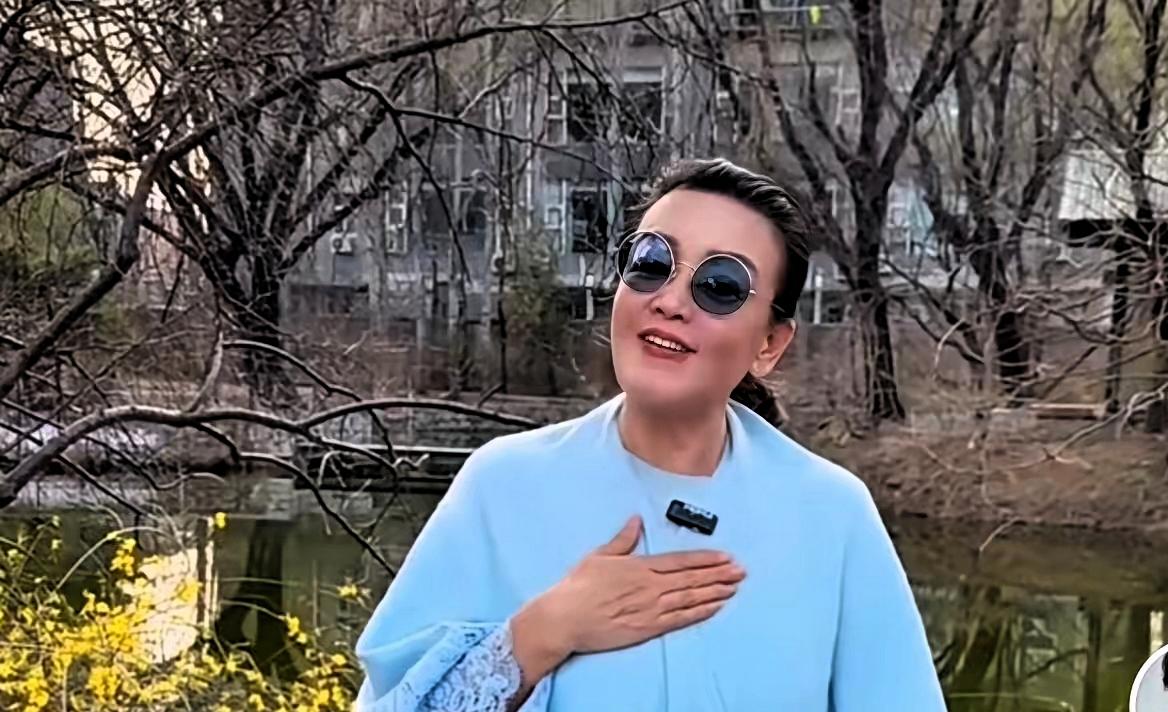 京城春日里,兰姐拍视频了,跟大伙说呢,她现在不去台湾,要在北京等着,家