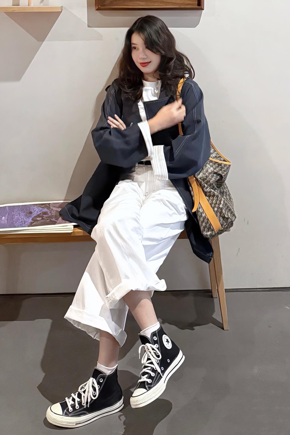 早秋松弛感穿搭。