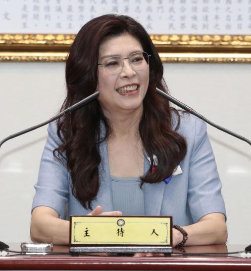 台湾作家雁默撰写写道：“大陆邀请郑丽文访陆，各方意见纷杂，最恶毒的说法是‘挡军购