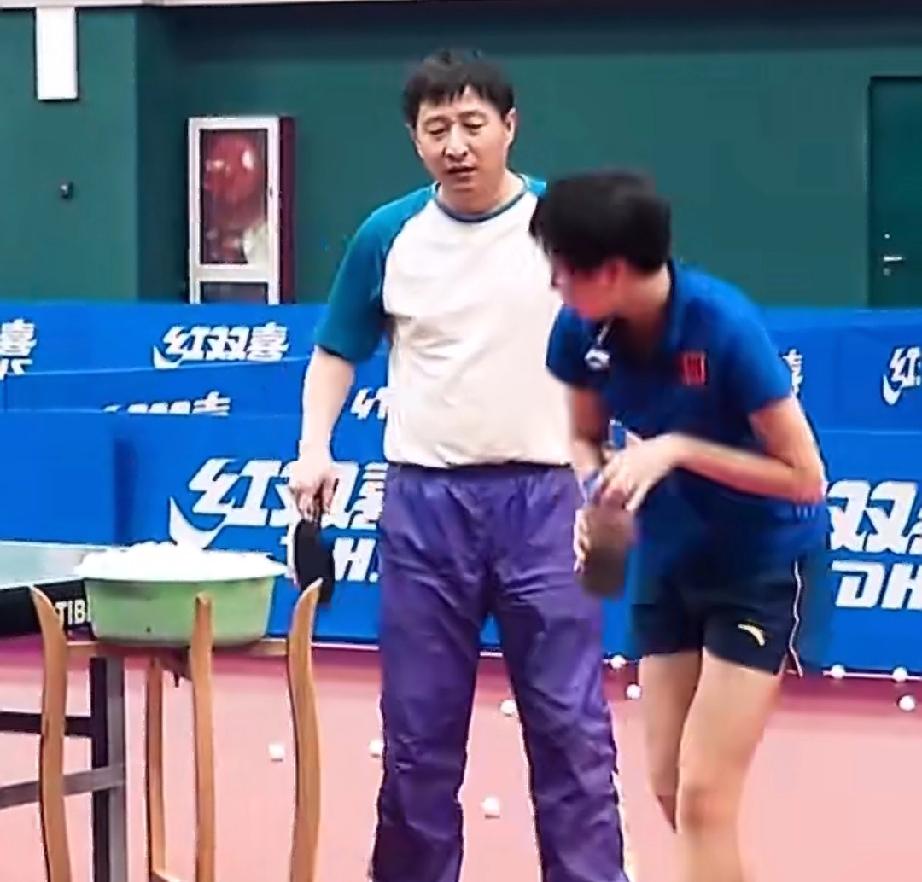 来看最懂事的未成年小曼昱！当时还是在国乒二队由陈振江教练指导下冲击一队的王曼昱。