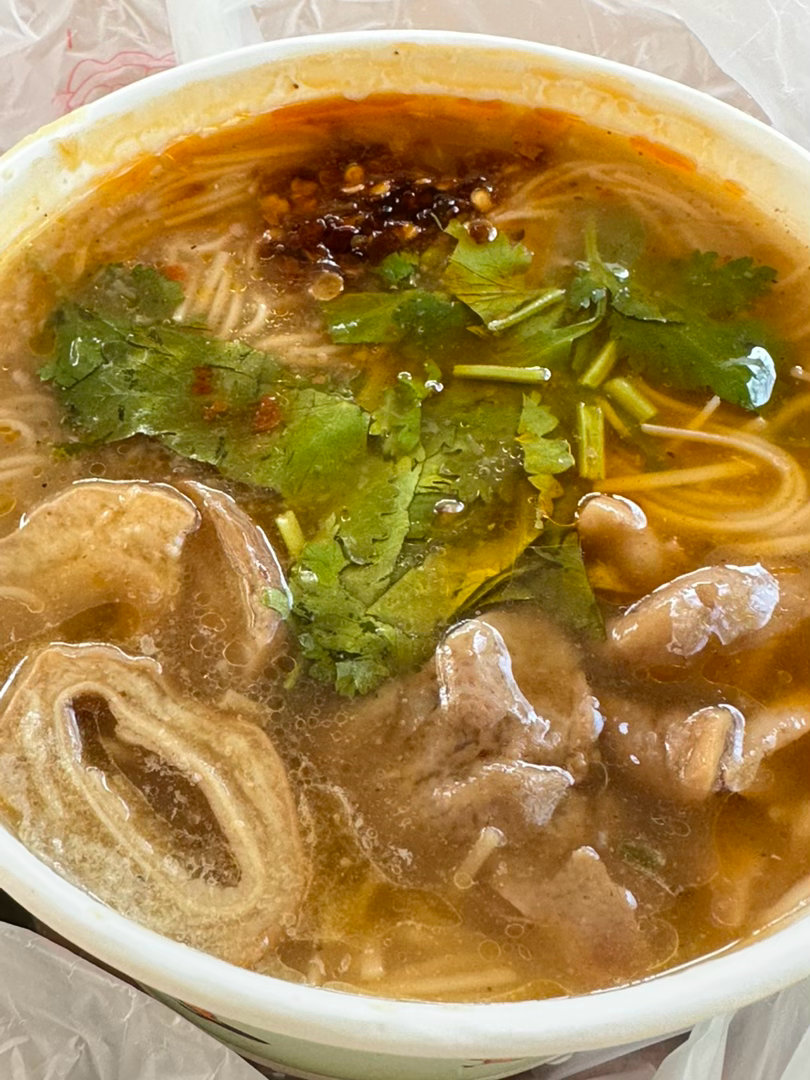 每日一餐分享昨天看了美食節目，蚵仔麵線。今天早餐就是它啦，但這家的調味不是我愛的