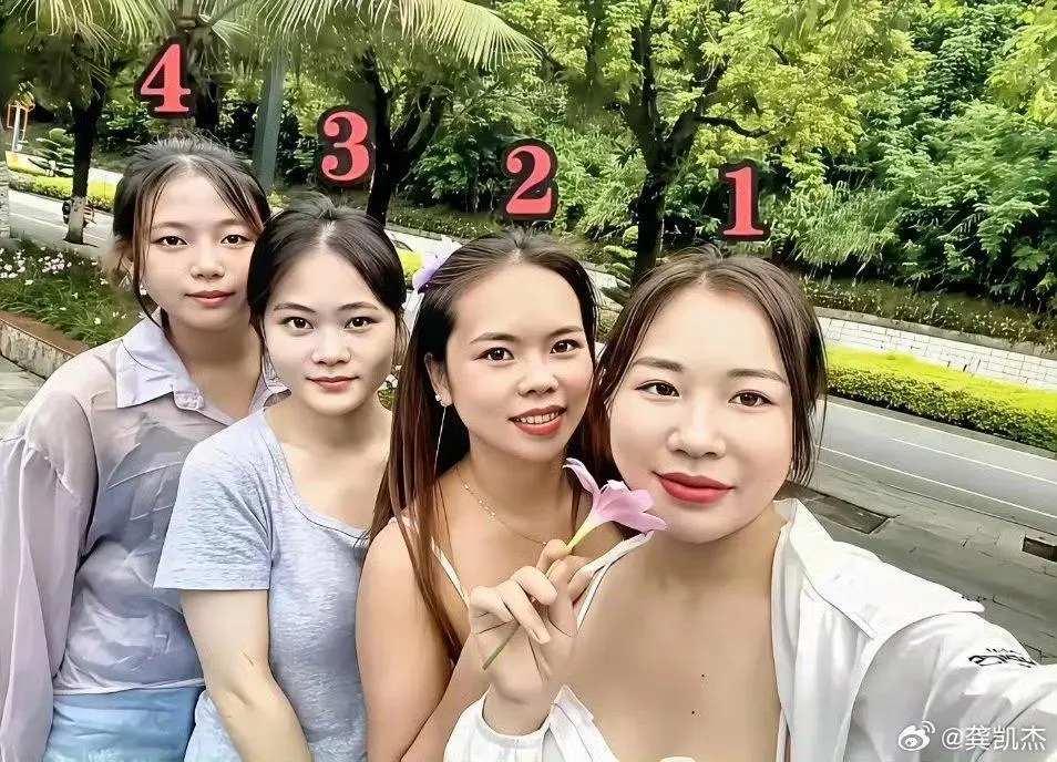 她们中有一个是外国人，你觉得是哪个？