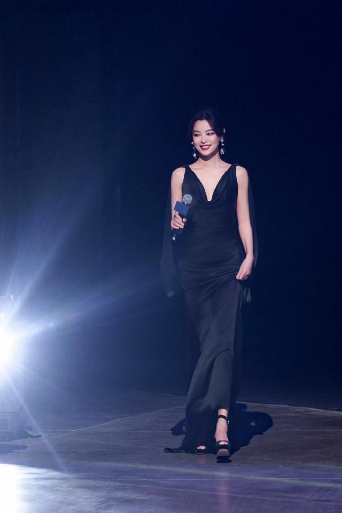 最近辛芷蕾在过生日的时候还出席时尚活动，她这次穿了一件黑色的吊带裙，看上去特别的