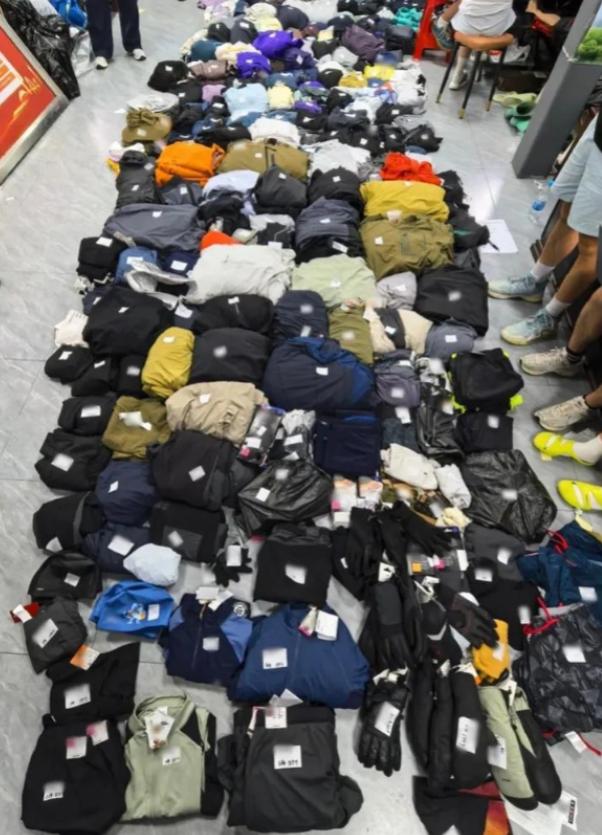 7月22日，广州多家运动品牌门店接连发生怪事：明明店员一直守在现场，衣服却