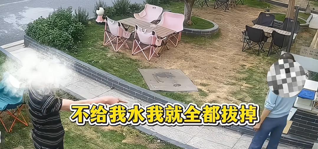为老不尊！4月30日报道，浙江义乌一大爷拎着空桶，偷偷跑到咖啡店门口接水浇