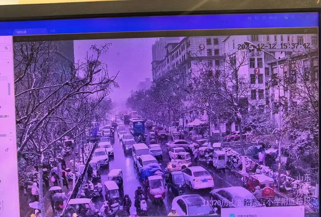 济南下雪那天，我刷到一段视频，历下大队民警站在文化东路小学门口，帽檐上全是雪，手