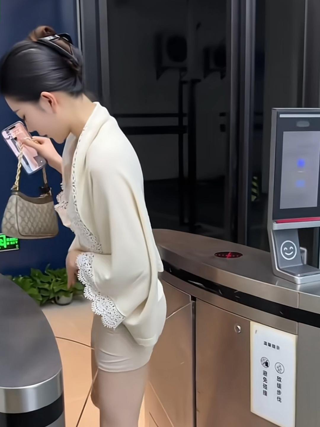 这也太瘦了，门禁成了摆设​​​