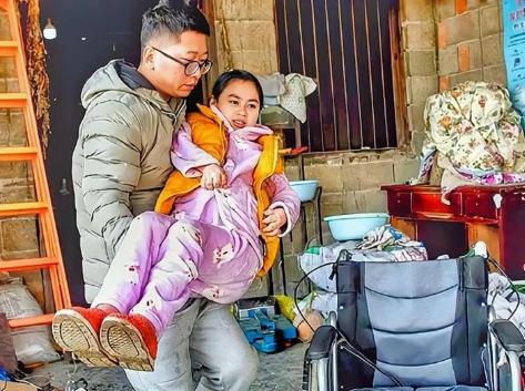 2019年，陕西一男子爱上了女网友，千里迢迢去表白，没想到，女孩是双腿残疾，靠捡