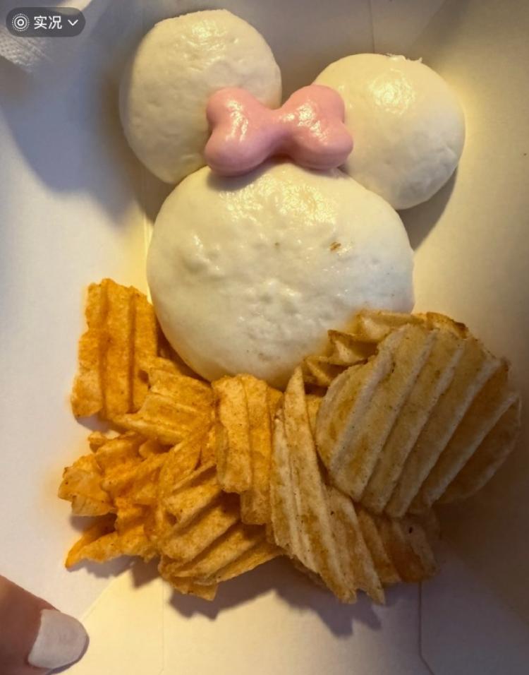 上海迪士尼，你是真敢卖啊！一个米妮造型的蒸包，敢卖70块钱！还不是单个包子，