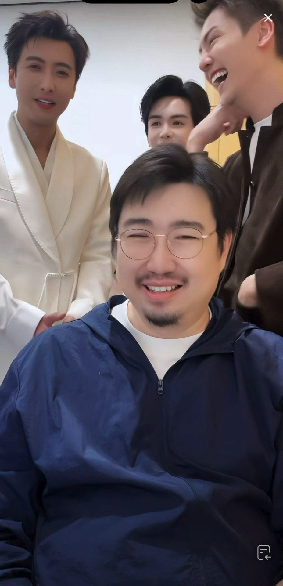啊啊啊啊啊啊南派三叔你看看你的美颜都把曾舜晞弄成啥样了！！！陈伟霆你还帮他解围！