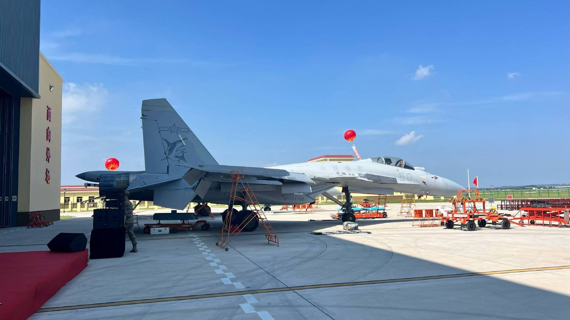编号52的又一架新批次J-15T之前刚曝光了50号J-15T(图二)！老中的战
