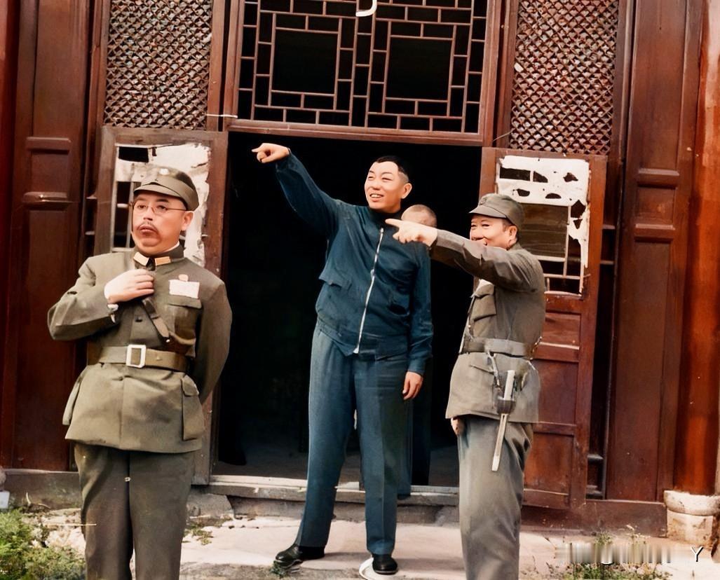 西安事变前夕,张学良和杨虎城将军在门前的一张老照片,这可不是演戏,也绝非电视剧中