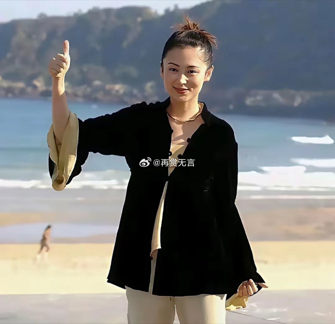 洪晃肯定很羡慕陈红这个颜值吧！