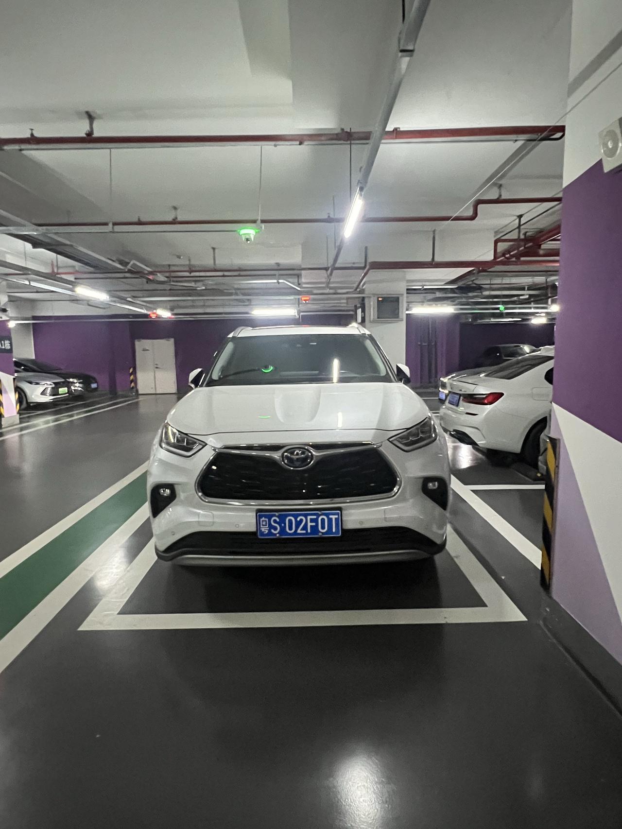 根据多年经验，来说说选择车位的十大原则：1.能租尽量不买。2.宁靠柱子不