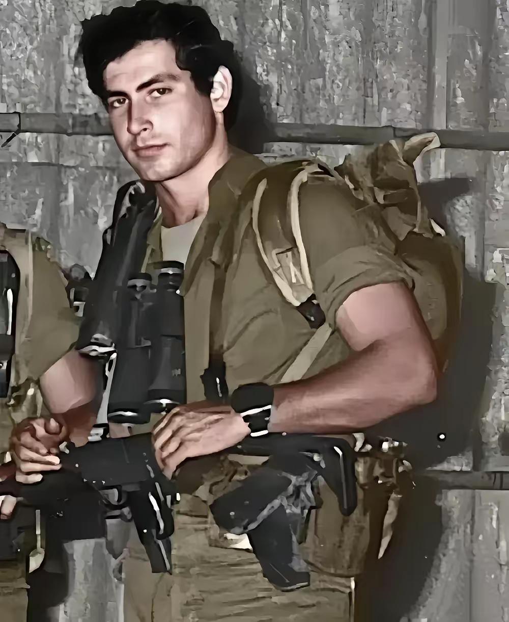 说朱拉尼帅气的人看看内塔尼亚胡年轻时候。内塔尼亚胡比朱拉尼从青年到中年都帅得多