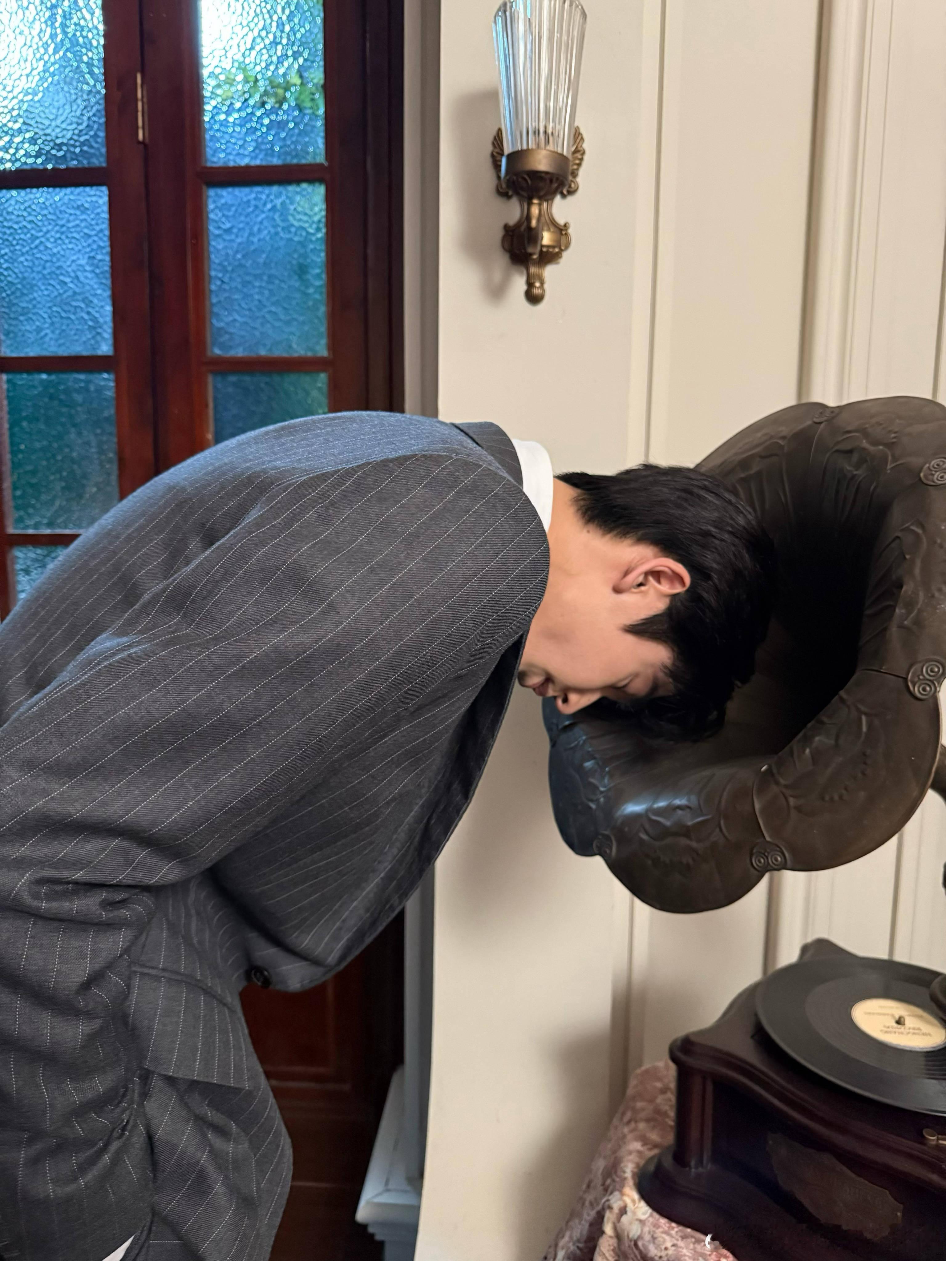 张凌赫这个听歌的方式是不是会很快就会唱[笑着哭][笑着哭]！​​​