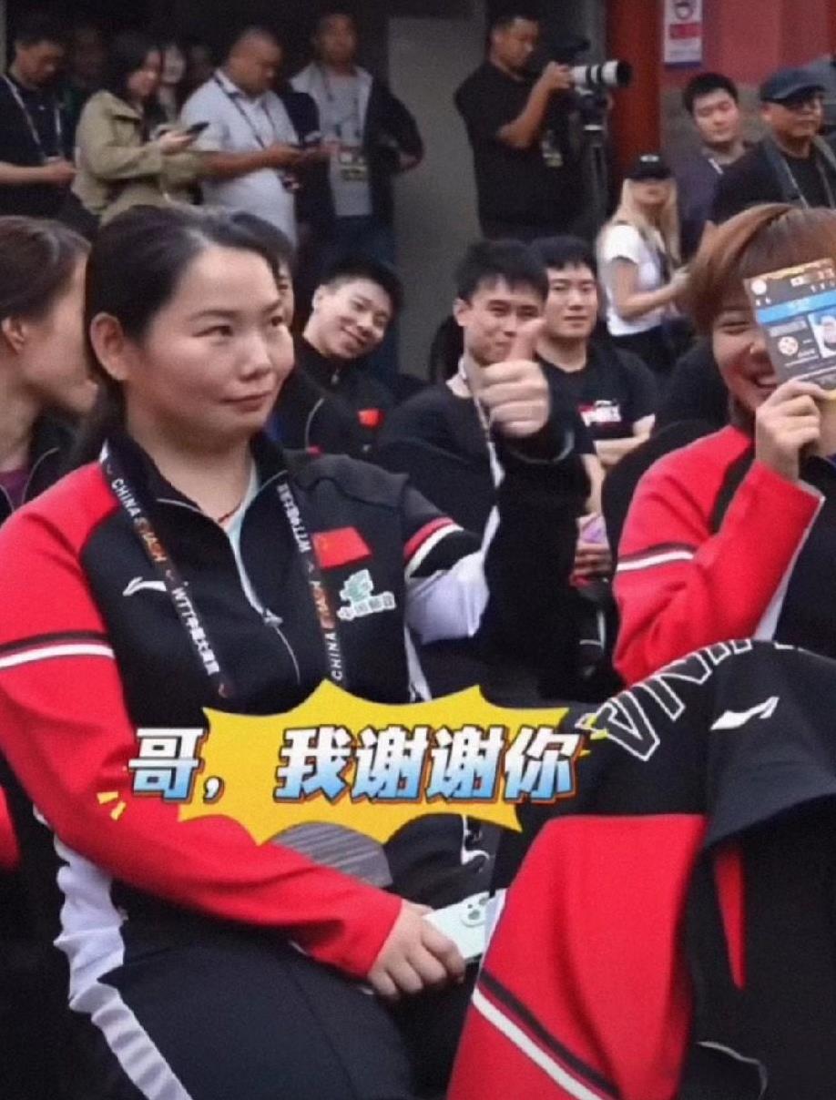 佳佳：头哥，听我说谢谢你！哈哈！！楚钦的手也是够了，抽完都不好意思笑了！第一轮