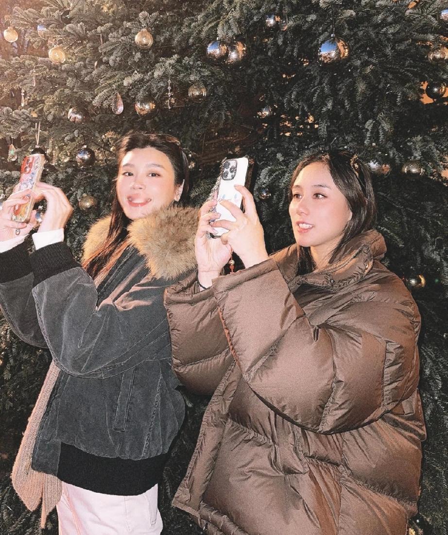 奚梦瑶和小姑子何超欣在巴黎逛圣诞集市，姑嫂俩关系处得跟闺蜜一样，奚梦瑶除了有漂亮