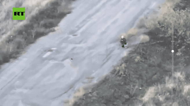 乌克兰无人机炸死老奶奶：俄军无人机干瞪眼没法救，气的士兵骂娘！俄罗斯空中侦察无人