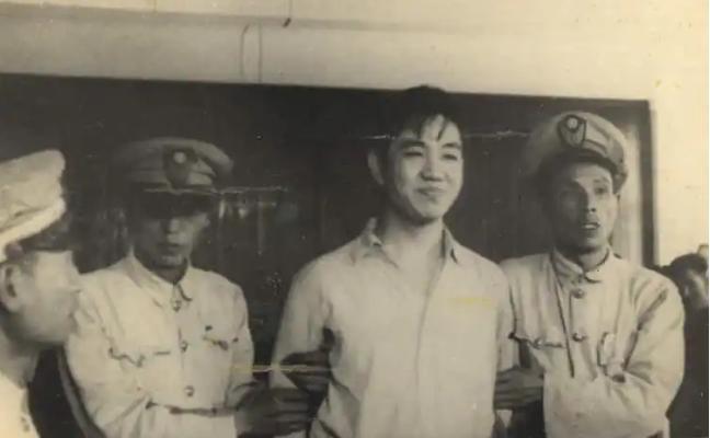 2001年，一位在上海市档案馆查资料的市方志办的女同志突然嚎啕大哭，吓坏了一众工