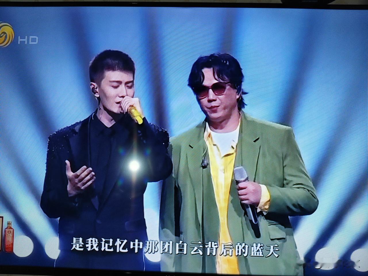 在今晚的《湾区生明月》的晚会当中，那个任嘉伦一开口就破音，走音，声音还单薄，无任