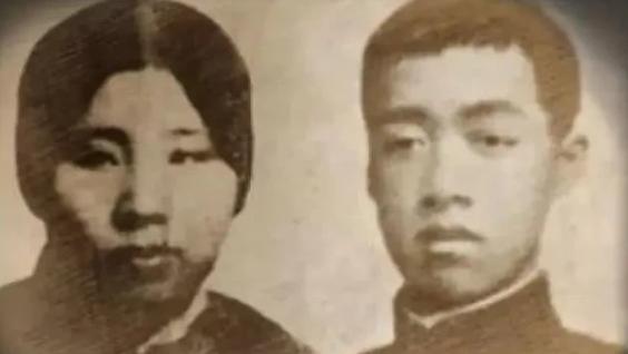 林徽因的叔叔林觉民被捕后，林家躲进乡下的破屋，一天林觉民的继母在打扫院子的时，突
