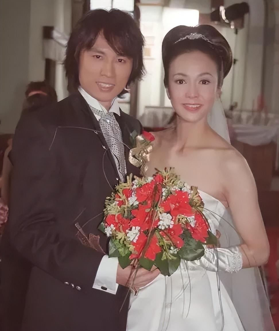 2008年，娱乐圈一段长达16年的长久同居关系宣告破裂，郑裕玲主动向相伴多年的男