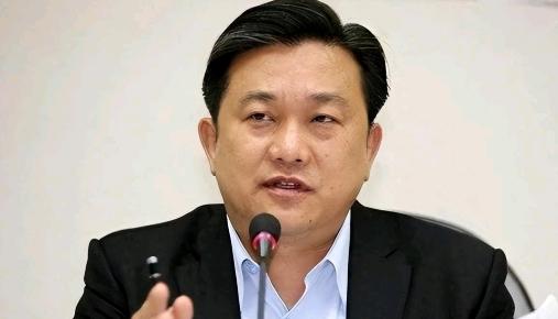 “台独”分子王定宇又开始攻击郑丽文了！4月8日，王定宇声称，郑丽文在中山陵上演哽