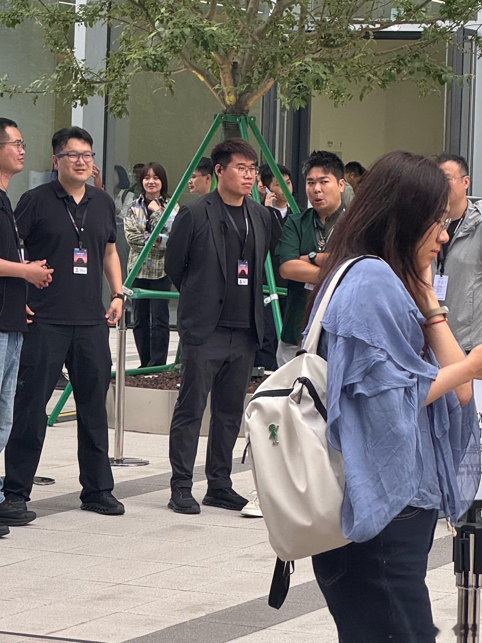 这个大哥有人认识吗？