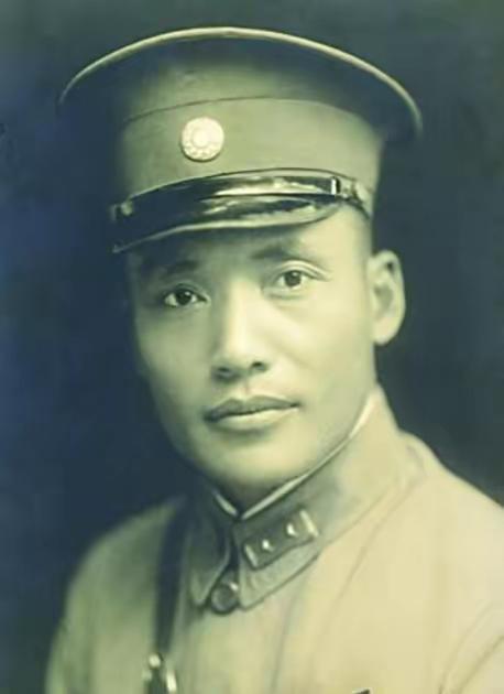 1936年，一个国军中将跟随红军走完长征，谁知到了延安后，毛主席却找他谈话，对他