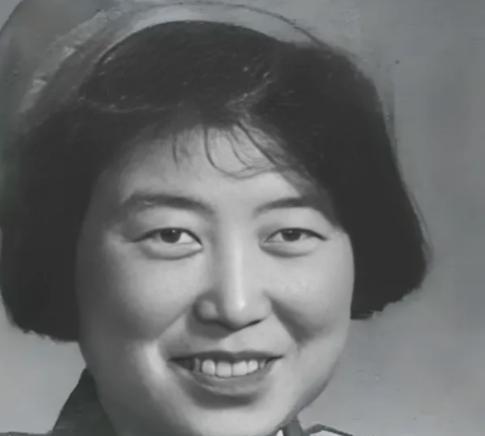 1964年，28岁女飞行员，被派往西北执行绝密任务，谁料，上飞机前，被人一把拉到