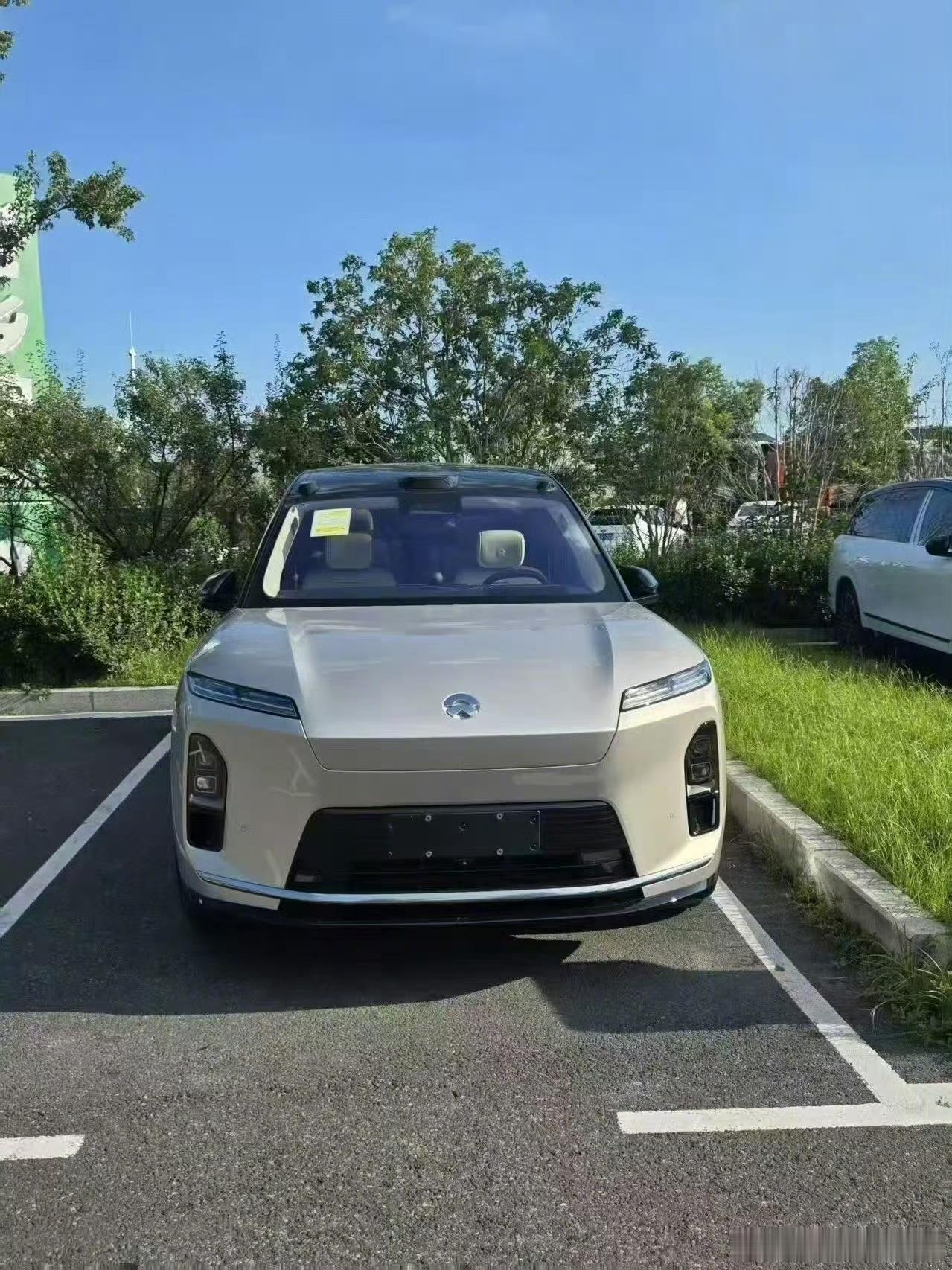 私以为，全新蔚来ES8为了拥有和乐道L90一样巨大的前备箱，然后把前脸设计成这样