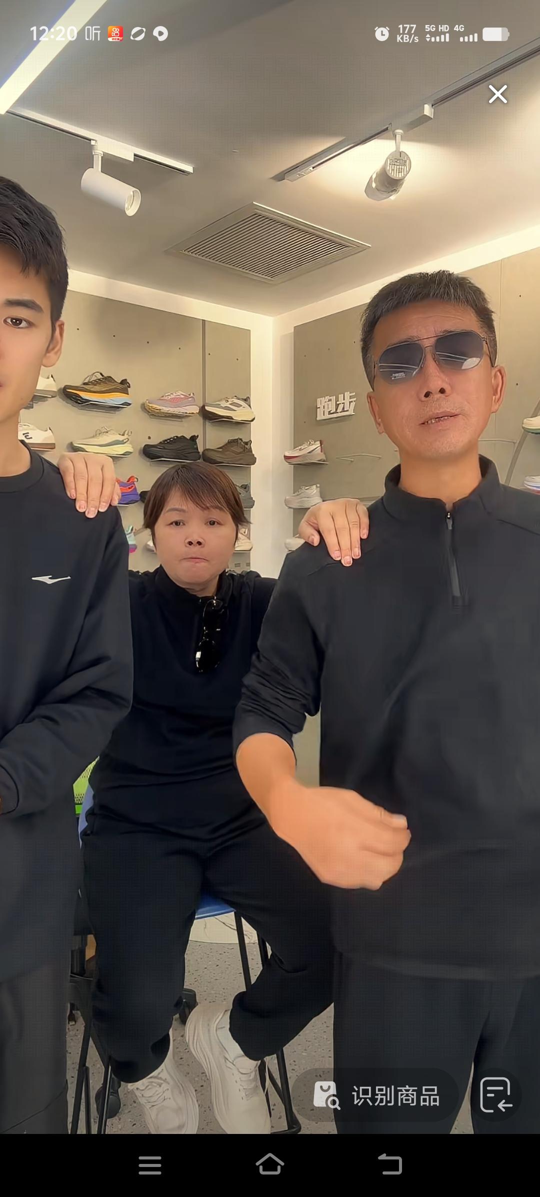 叶锐聪妈妈带货了,直播间人气很高,虽然高不过谢浩男妈妈,但是也接近万人在线,叶妈