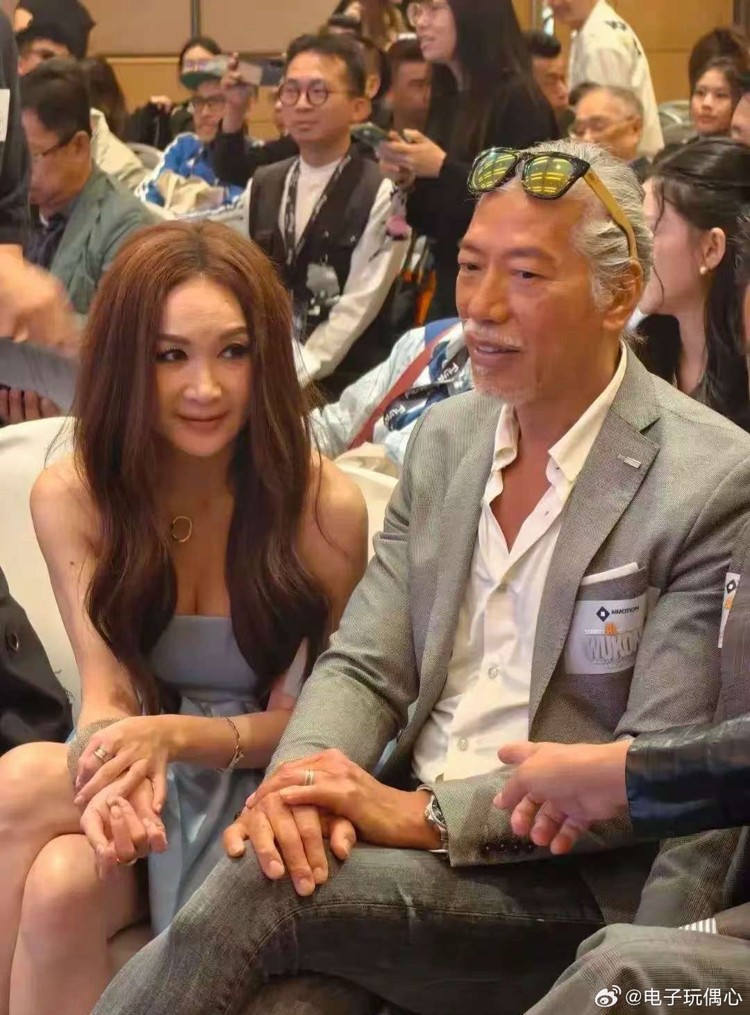 温碧霞现身香港影展，脱离了精修的她，太真实了！她的头发显得很枯燥，白发清晰可见，