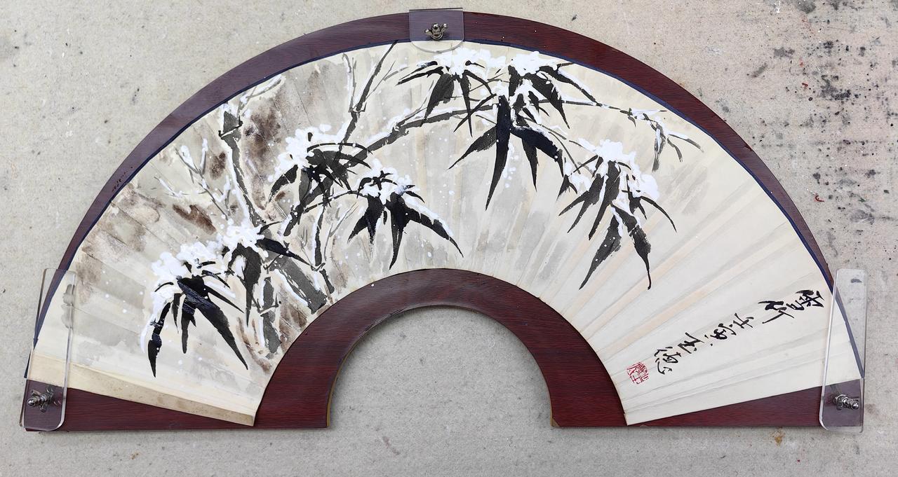 胡玉德老师将花鸟画精髓融入扇面，笔触细腻韵律十足，展现花鸟和谐共生。观者似闻花香