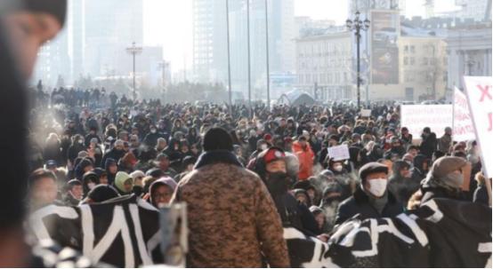 今年的蒙古国已经乱到没边了，首都乌兰巴托的街头全是抗议的人群，喊着要反腐、要活路