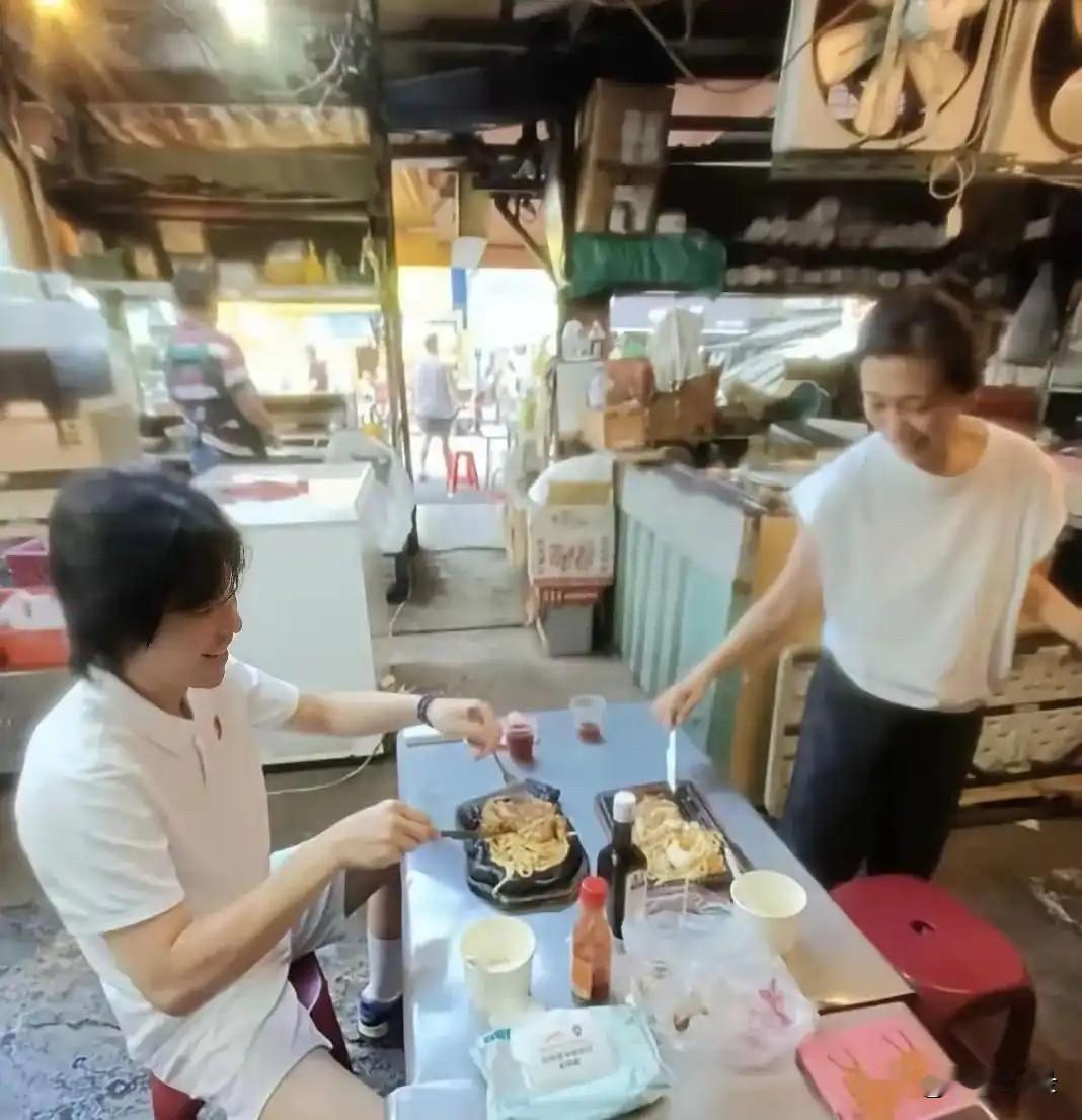萧敬腾携夫人街边用餐，公开夸赞可爱，52岁林有慧近照显老态。他们坐在塑料椅子上，