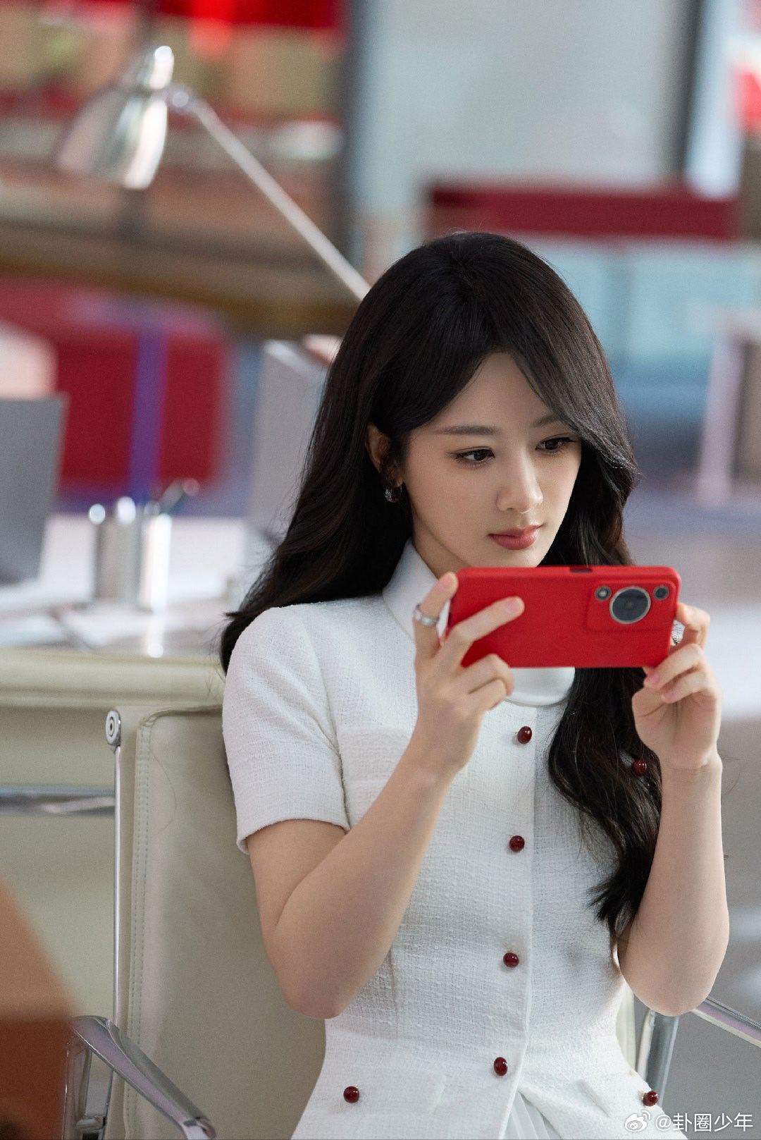 杨紫红色手机壳杨紫一组花絮照杨紫甜妹天花板！这组花絮照也太好看了，清新自然，温