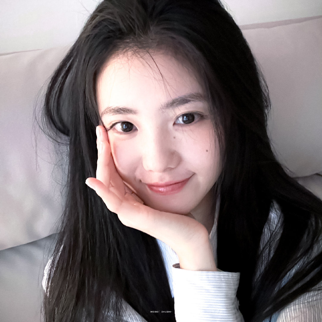 刘浩存温柔提醒不要踩我衣服，真的很有教养刘浩存不要踩我的衣服刘浩存说不要踩我的